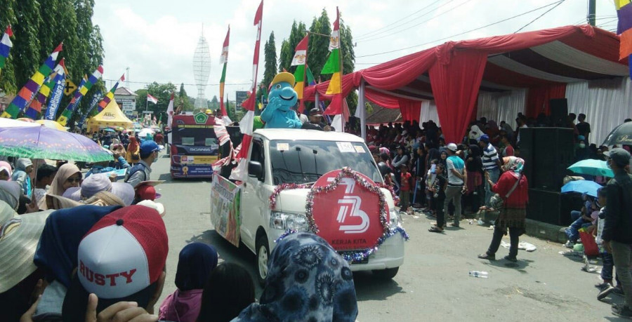 Kendaraan hias turut memeriahkan pawai pembangunan HUT RI yang di gelar oleh pemkot samarinda dan bekerjasama dengan pemprov