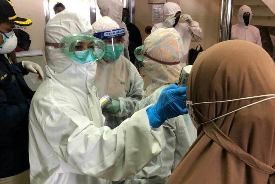 Puluhan penumpang asal Parepare dilakukan pemeriksaan suhu tubuh, saat tiba di Pelabuhan Samarinda Senin (1/6/2020) hari ini. (Foto:KKP Kelas II Samarinda/korankaltim.com)