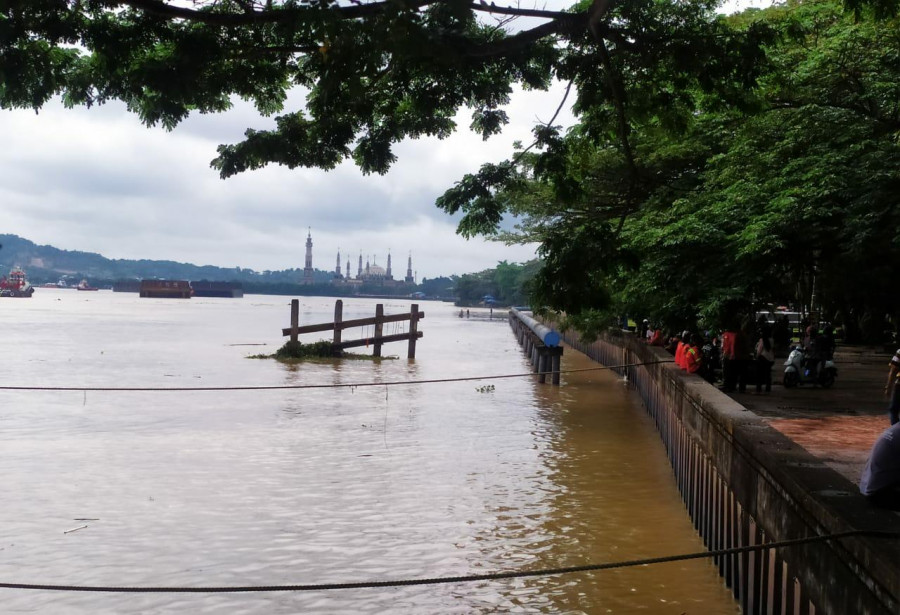 TKP dimana korban terjun ke Sungai Mahakam, tepat di seberang Kantor Gubernur Kaltim Jalan Gajah Mada Jumat (9/10/2020) hari ini.(Foto:Nancy/korankaltim.com)