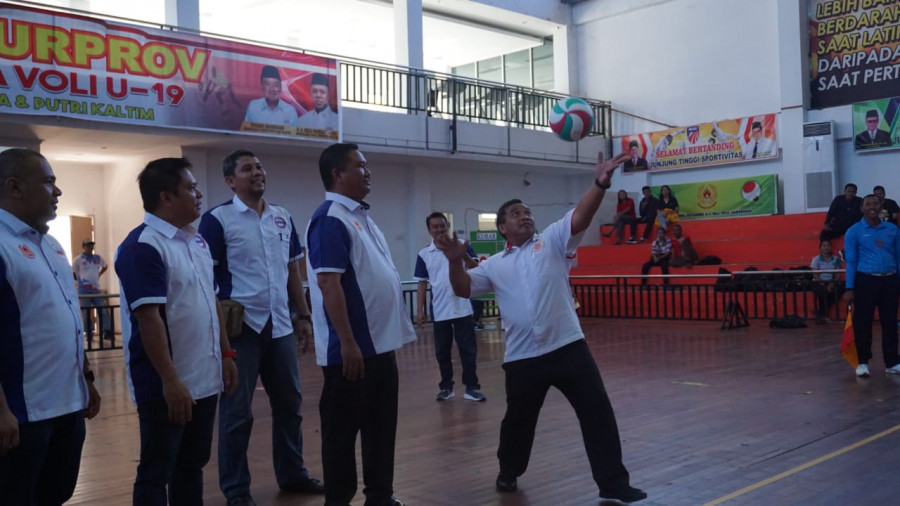 Wakil Ketua II KONI Kaltim, Sumarlani saat membuka Kejurprov U-19 se-Kaltim, dengan melakukan pukulan pertama Senin (9/3/2020) hari ini. (Foto: Nancy/korankaltim.com)
