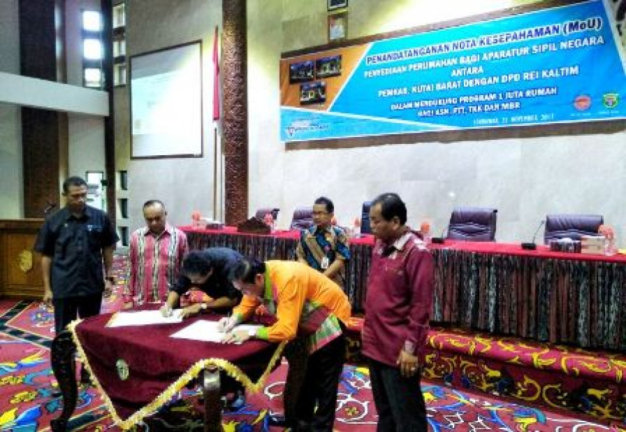 BANGUN RUMAH : Bupati FX Yapan, REI dan BTN tandatangani MoU untuk memulai pembangunan perumahan di Kubar.