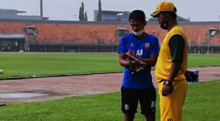 Pelatih sepak bola PON Kaltim bersama Borneo FC saat mengatur persiapan laga uji coba Sabtu (10/7) lalu di Stadion Segiri. (Foto: Istimewa)