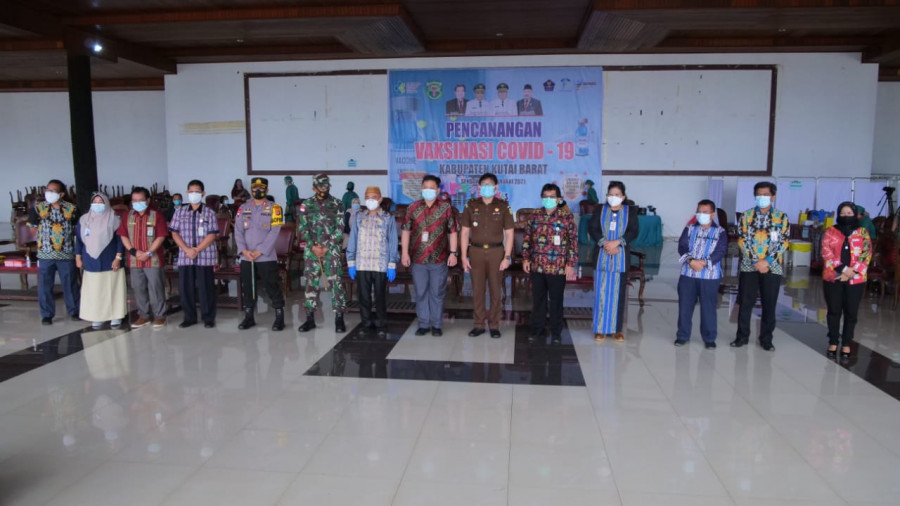 Foto bersama Forkopimda usai penyuntikan vaksin dalam kegiatan pencanangan vaksinasi di Kutai Barat. (Foto: Istimewa)