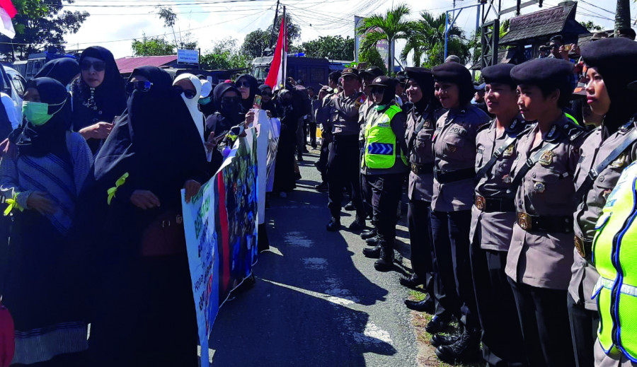 Demonstrasi 22 Mei di Kantor Bawaslu Balikpapan. Massa menuntut dugaan kecurangan Pemilu dan kematian ratusan petugas KPPS diusut ( Foto: Yudi hadi / korankaltim)
