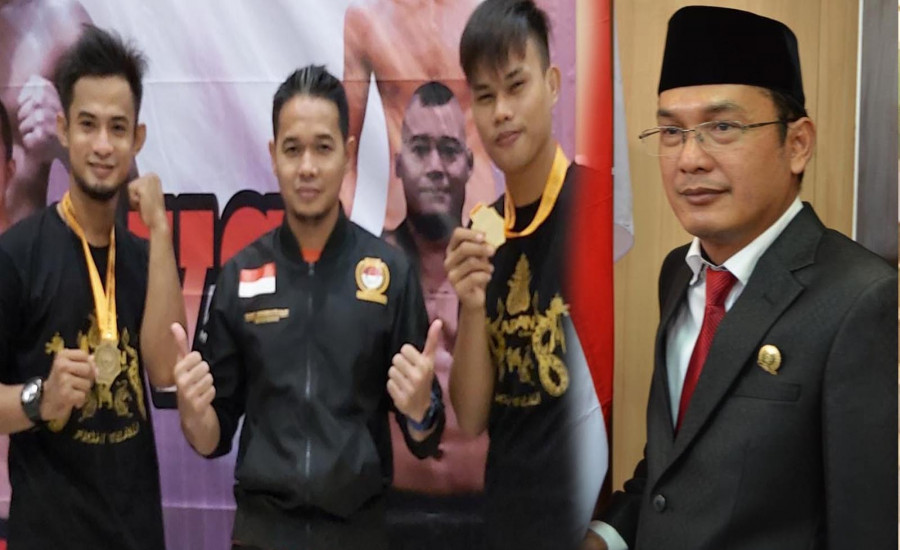 Wakil Ketua I DPRD Kabupaten Kutai Kartanegara H Alif Turiad, Pelatih Rony Abdurahman, Kedua Petarung Asta Kaltim menunjukkan medali emas yang diraihnya pada Seleknas di Surakarta. (Foto: AstaKaltim.dok)