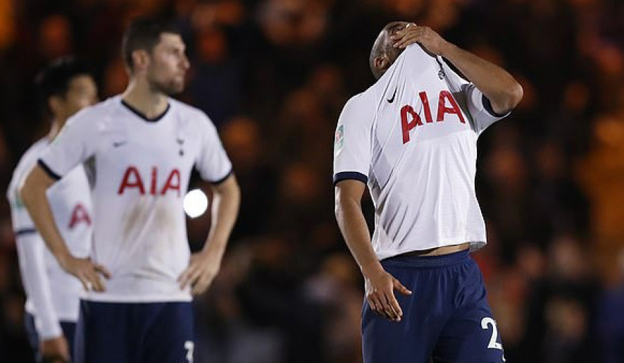 Penyerang Tottenham Hotspur Lucas Moura menutup wajah setelah kegagalan melakukan eksekusi penalti dan tak mampu lolos ke 16 Besar Piala Liga Inggris. (dailymail)