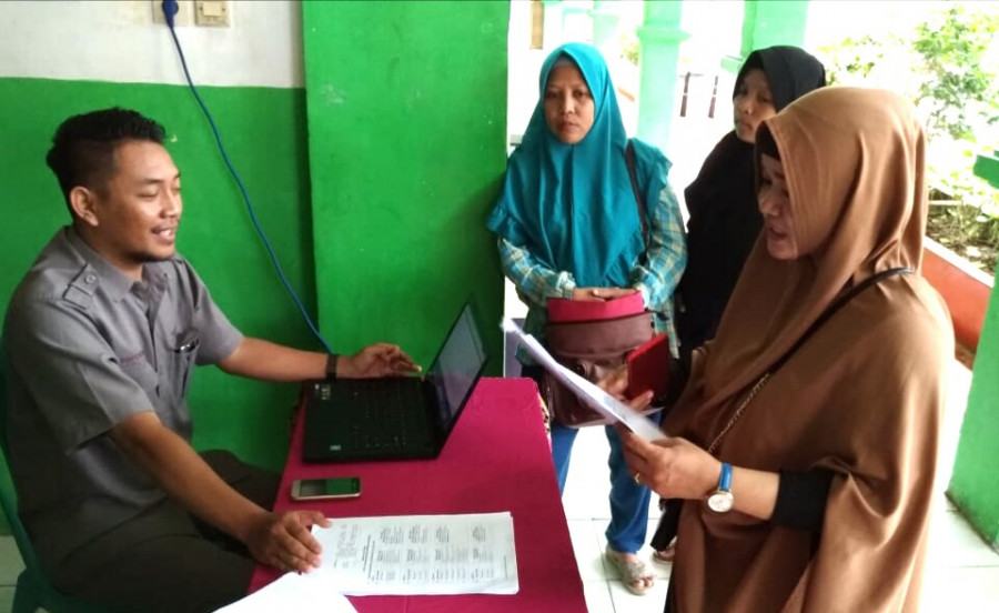Orangtua calon siswa mencari informasi pendaftaran PPDB online untuk kategori lintas zonasi (reguler) di SMPN 22 Balikpapan. (Hendra/Koran Kaltim)