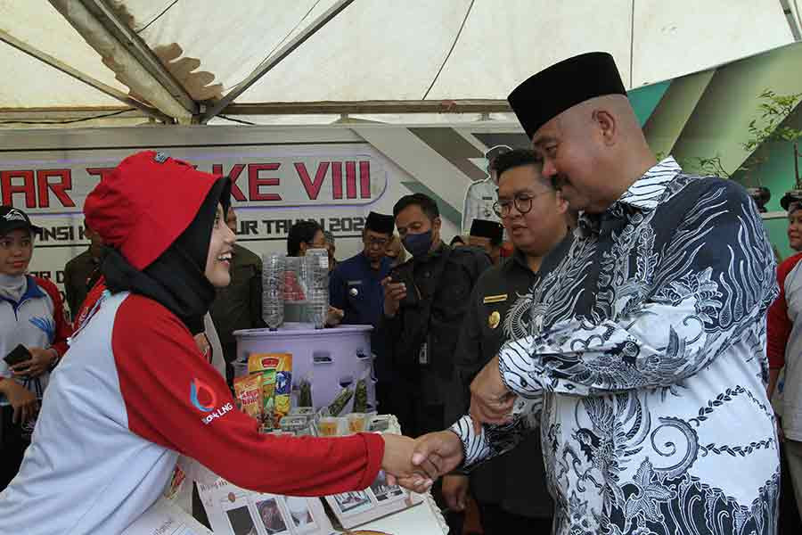 Edi Damansyah didampingi Wakil Bupati, Rendi Solihin saat mendatangi stand lomba TTG di halaman stadion rondong demang.