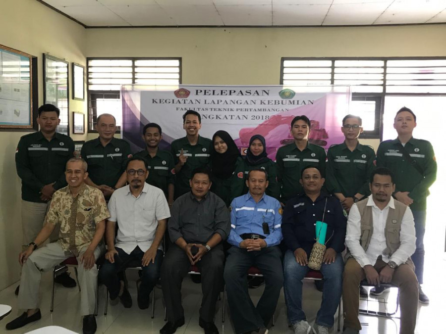 Mahasiswa Fakultas Teknik Pertambangan angkatan 2018 diberangkatkan ke Karangsambung, Kebumen, Jawa Tengah untuk menambah pengetahuan terkait kebumian, Sabtu (7/12/2019) (Foto: Reza Fahlevi/Korankaltimcom