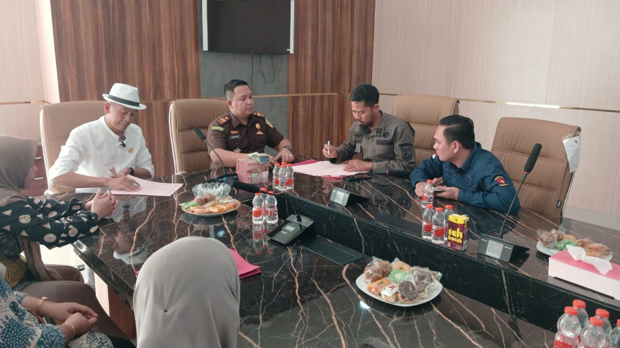 Kasi Tindak Pidana Khusus Kejari PPU, Cristopher Bernata saat menyerahkan langsung kerugian negara kepada Kepala Desa Giripurwa, Mas Habi Rudianto. (Foto: Dok.KejariPPU)