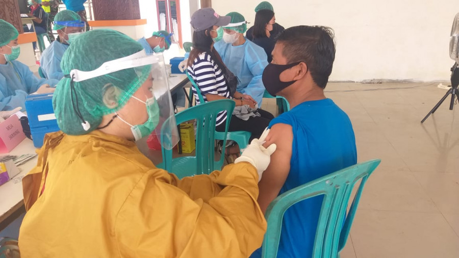 Suasana vaksinasi massal di Ujoh Bilang, pagi tadi (yosafat/korankaltim.com)