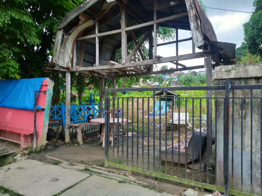 Kompleks pemakaman Kristen di Jalan Gunung Arjuna yang terbengkalai tak terpakai lagi (permata/korankaltim.com)