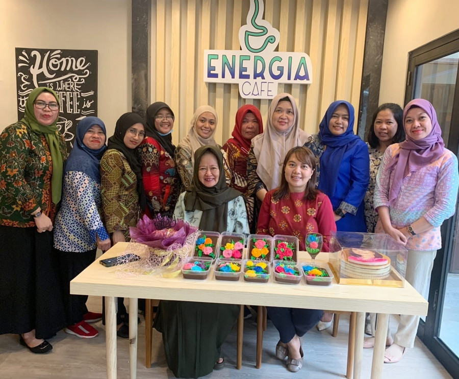 Ketua PIKK IP PLN UPDK Mahakam Putu Shanti Agustini (duduk kanan) bersama Instruktur dari N Flowers Jakarta Nurhayati (duduk kiri) bersama peserta workshop. (ist)