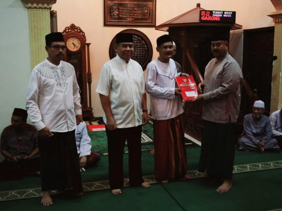Bupati Edi saat menyerahkan akta Yayasan Masjid Al Ikhlas, belum lama ini. (prokom)