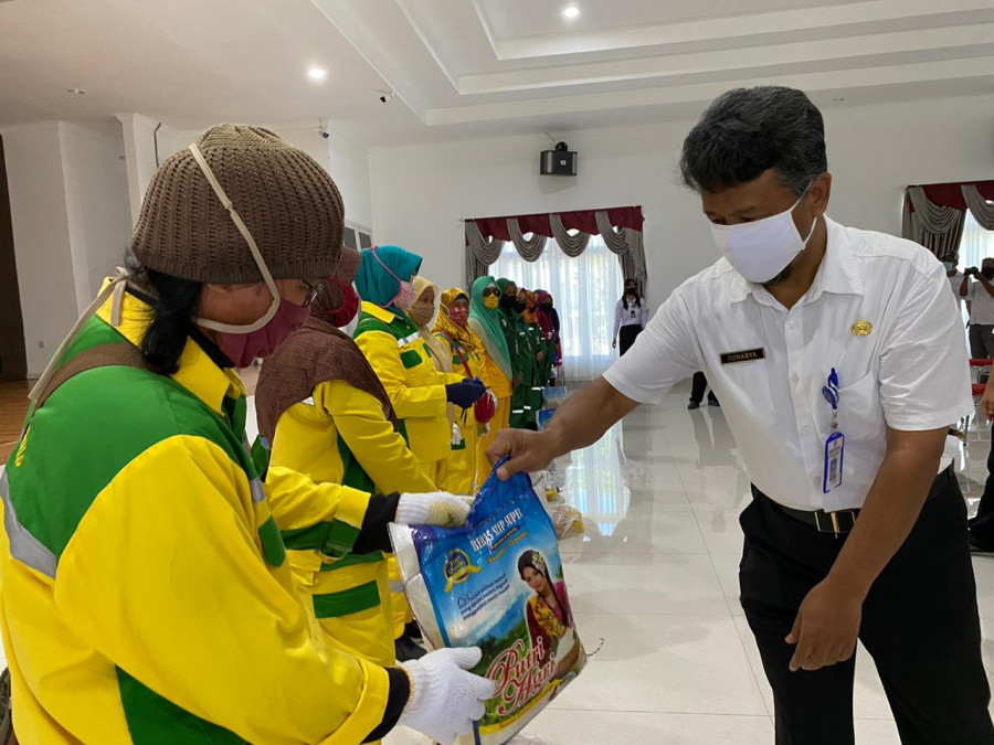 Teks. Pembagian sembako untuk 520 pasukan kebersihan dan taman dilakukan oleh ASN Pemkot Bontang. (Foto: Olis/korankaltimcom)