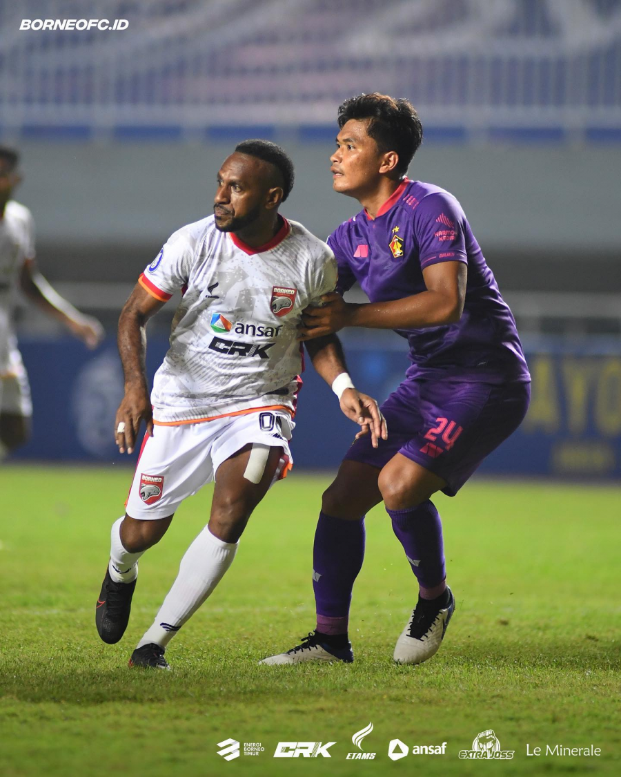 Boaz Solossa (kiri), bakal jadi starter di laga ketiga BOrneo FC menghadapi Bali United hari Jumat nanti. (borneofcfacebook)