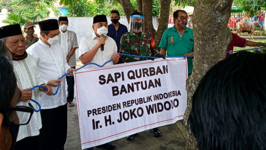 Isran Noor dan Hadi Mulyadi dalam acara penyerahan hewan Kurban di Masjid Islamic Center pagi ini. (Foto: Rusdi/korankaltim.com)