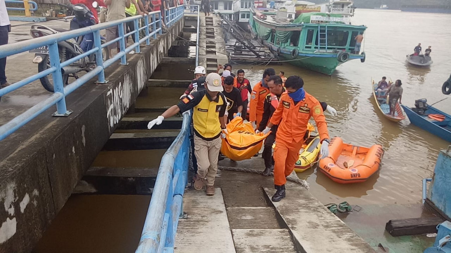 Tim SAR gabungan saat melakukan evakuasi korban dari Sungai Mahakam dan langsung di bawa ke rumah duku. (Foto: Ist)