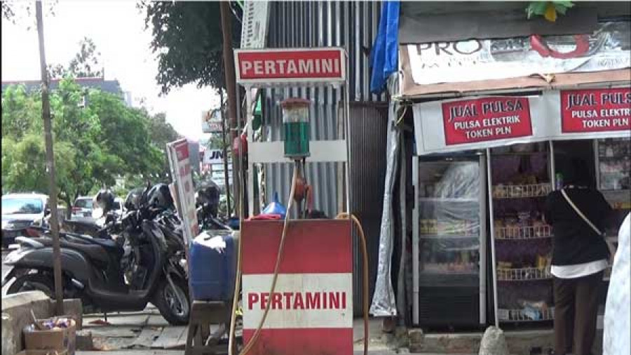 PERTAMINI: Inilah usaha penjualan BBM yang belakangan mulai populer dengan istilah pertamini. Usaha ini dinilai sebagai usaha yang tergolong ilegal ( santi / korankaltim )