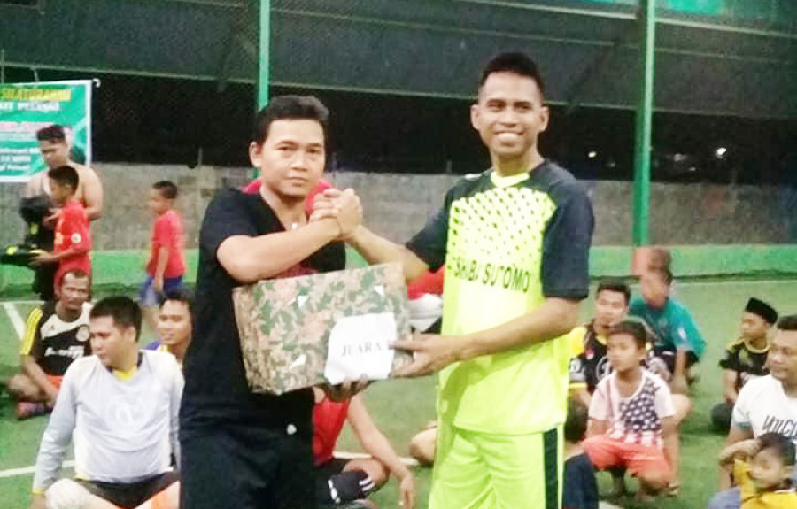 Anggota DPRD Kaltim Fraksi PKB, Sutomo Jabir, memberikan Cendramata kepada masyarakat usai olahraga bersama. (Foto: Istimewa/Korankaltim.com)