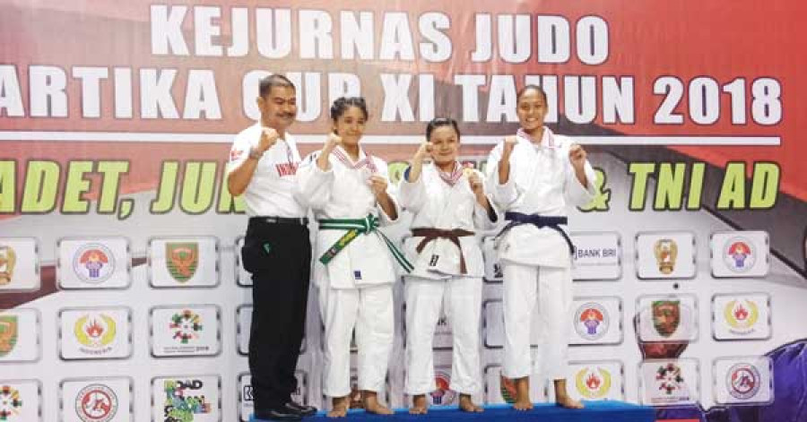 PRESTASI : Ferina Julia Syarif kelas -70kg/pi (kanan) yang berhasil lolos seleknas setelah bersaing dengan pejudo se-Indonesia beberapa waktu lalu. ( dok / korankaltim)