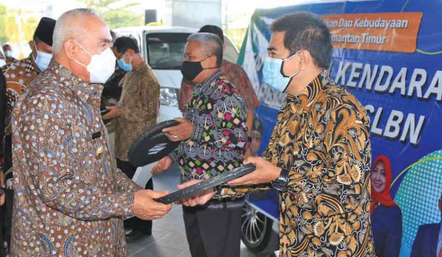 Gubernur H Isran Noor menyerahkan mobil operasional untuk SLBN se-Kaltim. ( Foto: Istimewa )