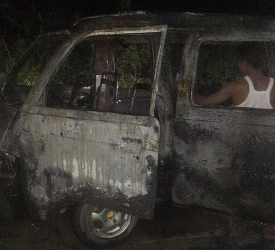 Kondisi mobil milik Suparno (66) yang dilahap api, Minggu (13/11/2022) tadi malam. (Foto:Istimewa)