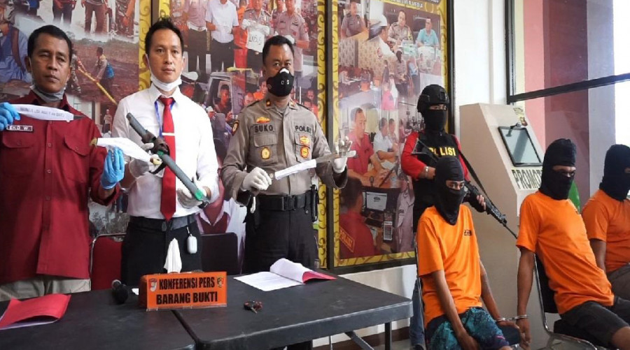 Kasat Reskrim Polresta Samarinda, Kompol Damus Asa (tengah) bersama dengan Kapolsek Samarinda Seberang, Kompol Suko Widodo (kanan) serta Kasubbag Humas, Iptu Eko Widyatmoko (kiri) saat menunjukkan barang bukti sajam Senin (30/3/2020) hari ini. (Foto:Nancy