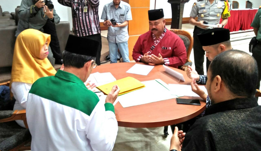 Plt Bupati Kukar Edi Damansyah saat membayar zakat pada acara gerakan Kukar berzakat, Kamis (31/5/2018)