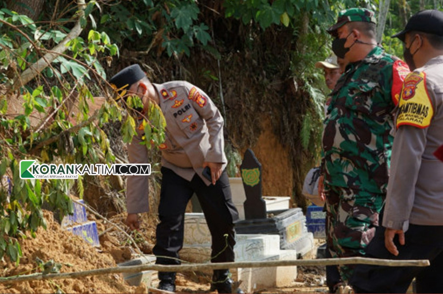 Kapolsek Palaran Kompol Roganda bersama denga Koramil, LPM, serta Lurah saat meninjau makam di TPU Rawa Makmur yang tertibun longsor Rabu (16/2/2022) kemarin.(Foto: Nancy/korankaltim.com)