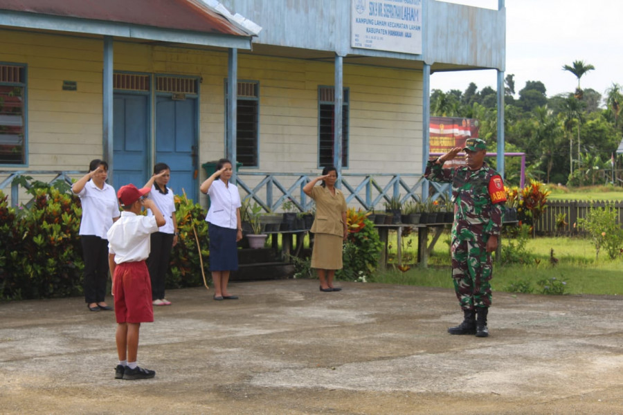 Personel TNI saat menjadi Komandan Upacara.( Humas Kodim)