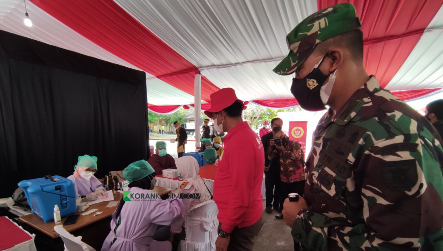 Kabinda Kaltim Brigjen TNI Danni Koswara didampingi Dandim 0913/PPU Letkol Inf Dharmawan meninjau pelaksanaan vaksinasi Covid-19 untuk pelajar di SMA Negeri 1 Penajam. (Foto: Erwin/Korankaltim.com)