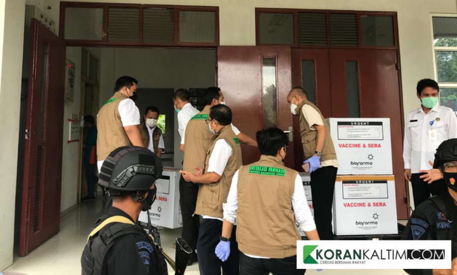 Kedatangan vaksin tahap II dari Balikpapan sebelum disimpan di Gudang Dinkes Kaltim (permata/korankaltim.com)