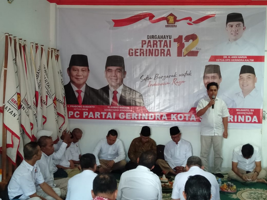 Ketua DPC Gerindra Samarinda, Helmi Abdullah memberikan sambutan kepada kader yang hadir dalam Syukuran HUT 12 Gerindra. (Foto: Romi/korankaltim.com)