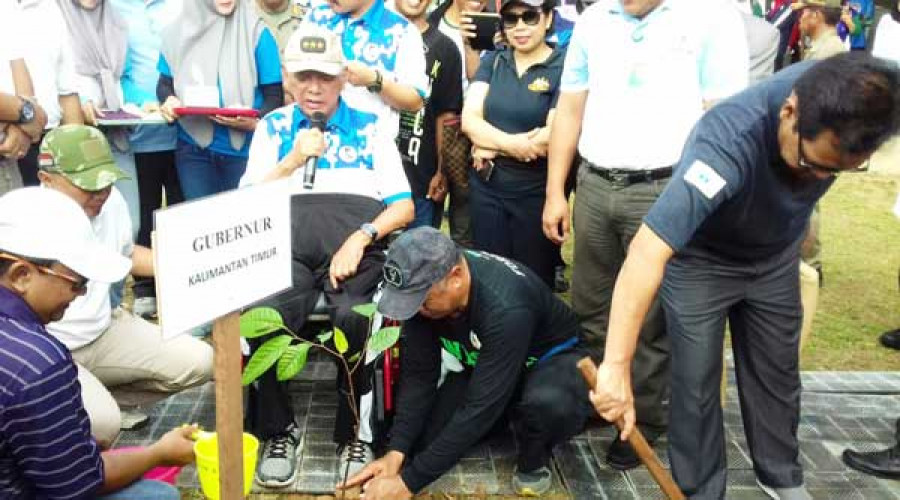Gubernur Kaltim Awang Faroek Ishak bersama jajaran terkait saat melakukan penghijauan di sekitar Bandara APT Pranoto Selasa (15/5)