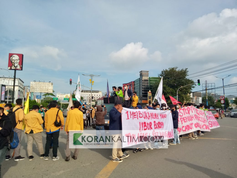 puluhan mahasiswa yang tergabung pada Aliansi BEM se-Samarinda menyampaikan aspirasinya di simpang empat Lembuswana (Claudius Vico/Korankaltim.com)