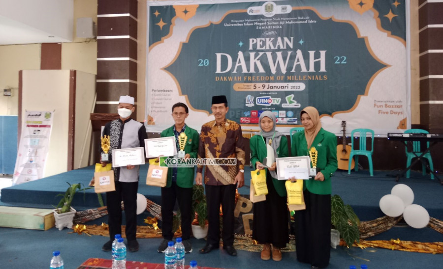 Suasana penutupan dan pembagian hadiah kepada seluruh peserta lomba oleh Wakil Dekan III, Bunyamin. (Foto: Linda mulyani/Korankaltim.com)