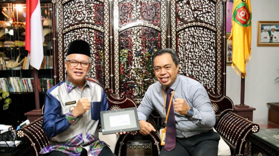 Walikota Samarinda Syaharie Jaang bersama petugas Kantor Pelayanan Pajak Pratama (foto: Istimewa)
