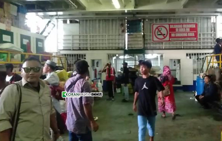 Syahrudin (berkacamata) yang memilih mudik saat arus balik dengan KM Prince Soya Minggu (8/5/2022). (Foto: Nancy/korankaltim.com)