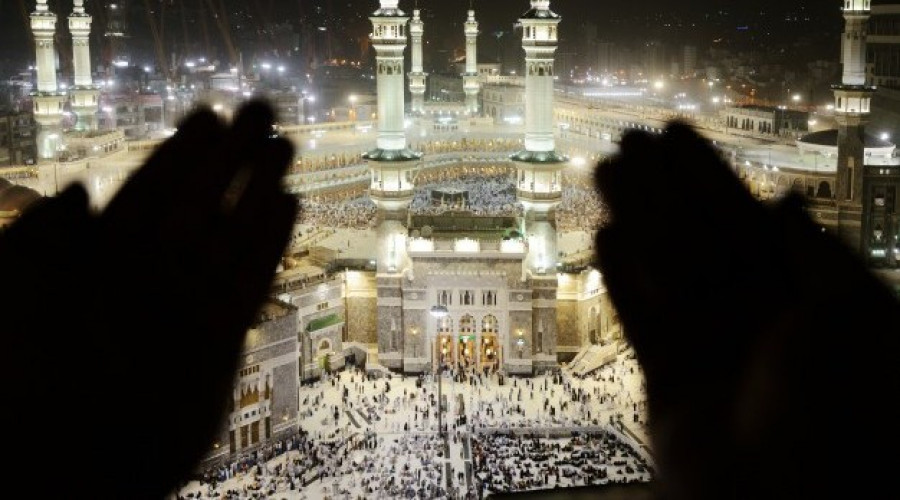 Ilustrasi berdoa di Makkah, tempat lahir Nabi Muhammad (Freepik.com)