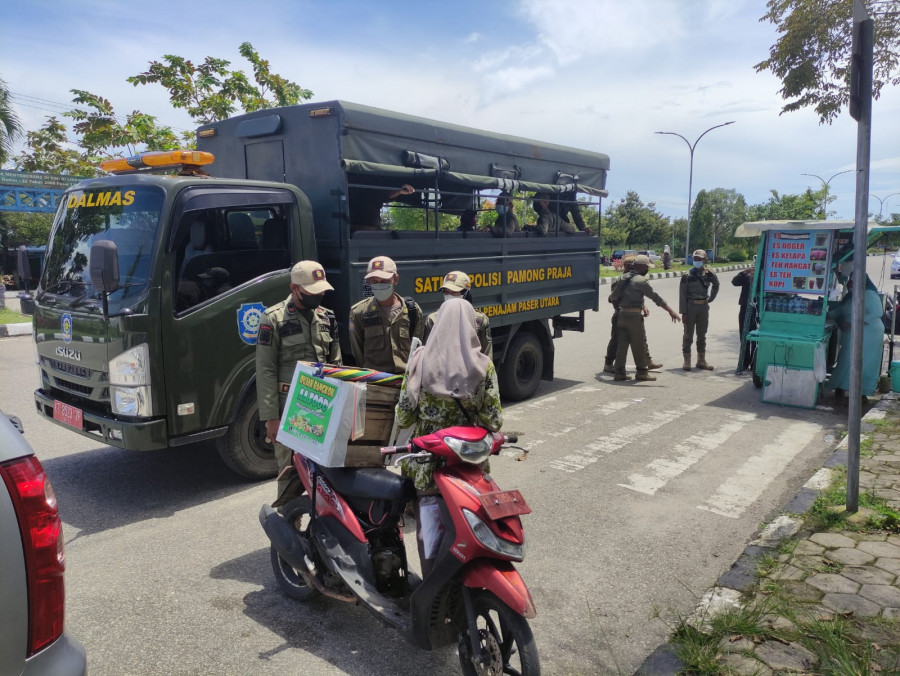 Petugas Satpol PPU menertibkan sejumlah pedagang di hadapan RSUD Ratu Aji Putri Botung. (Erwin/KK)