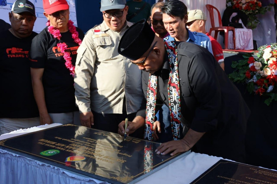 Peresmian SPAM di Tabang dirangkai penyerahan bantuan UMKM. (prokom)