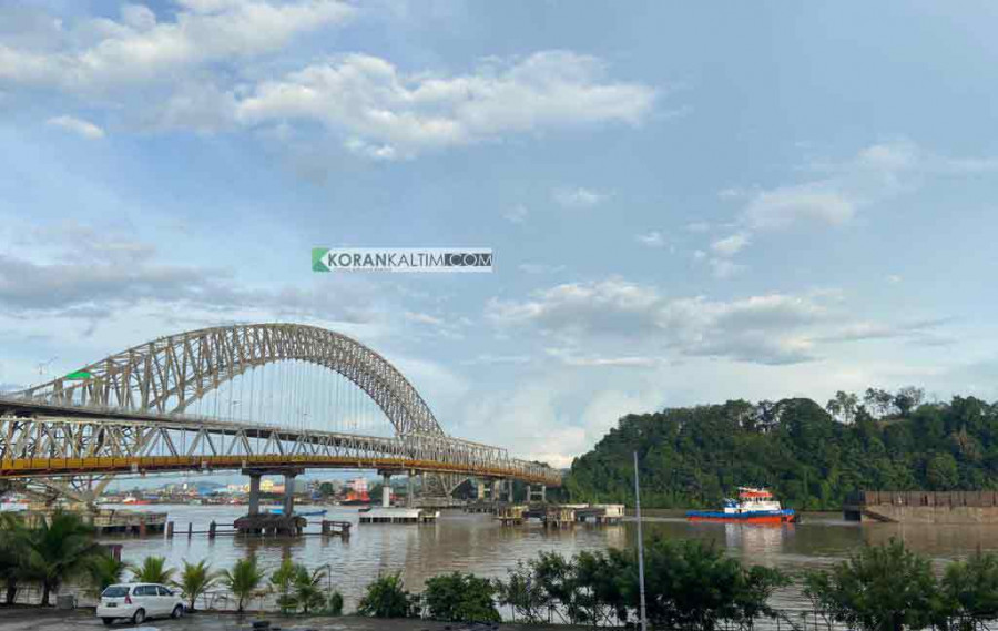 Jembatan Mahakam dan Jembatan Mahkota II yang dibangun bersampingan sebagai akses penghubung masyarakat Samarinda ke sisi Samarinda Seberang (Foto: permata/korankaltim)