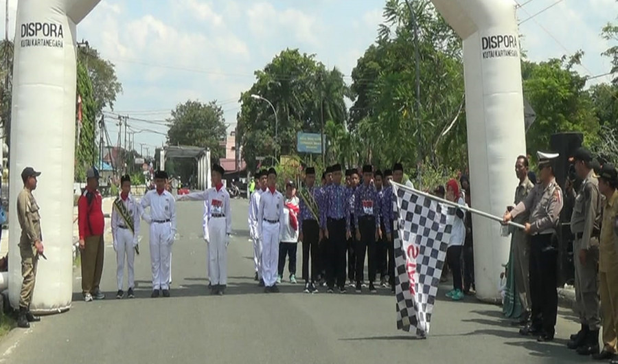 lomba gerak jalan meriahkan Kemerdekaan RI ke 74 ( Foto: Heriansyah / korankaltimcom)