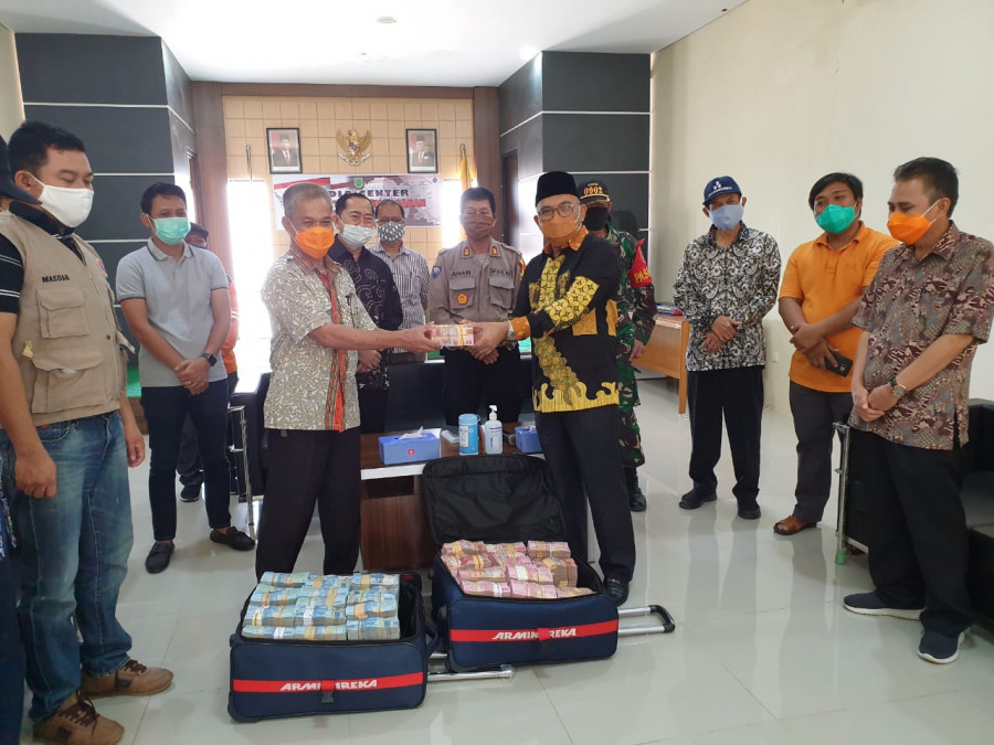 Penyerahan BLT oleh Bupati Muharram. File : istimewa