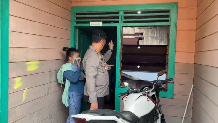 Pintu bangsalan yang dibaliknya ditemukan pria tergantung setelah dipastikan oleh istri pagi tadi. (foto: Reza Fahlevi/Korankaltim.com)