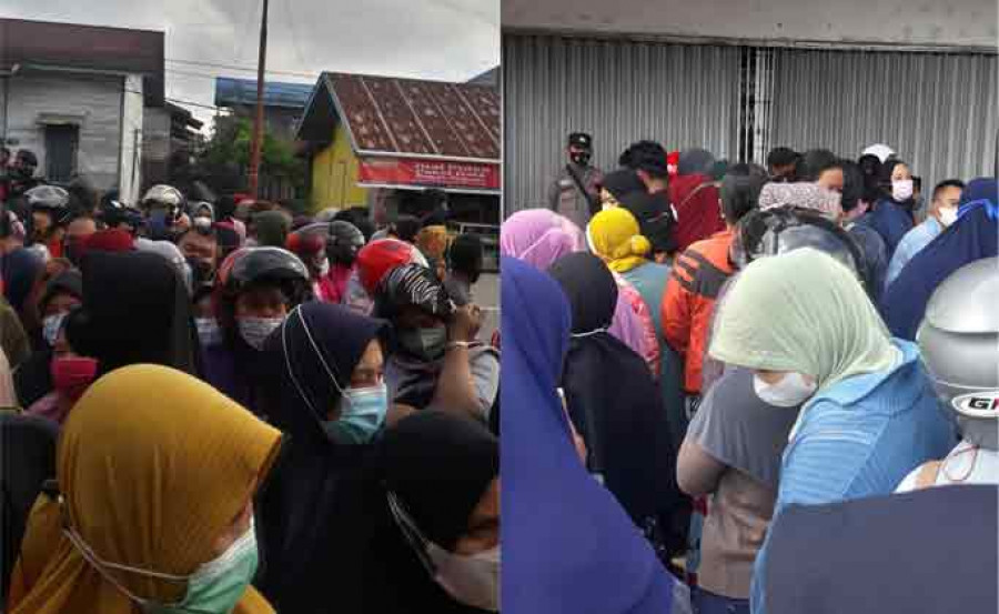 Antrean warga yang berdesakan ingin membeli minyak goreng di toko modern kawasan Loa Ipuh (Doni.dok)