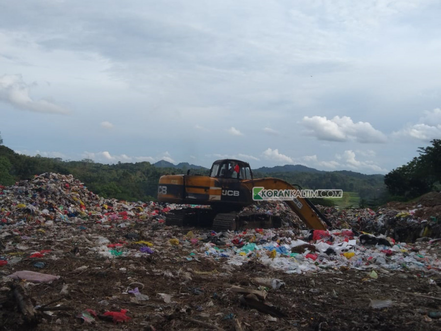 Kondisi sampah di TPA Bekotok yang saat ini sudah tertangani dengan baik setelah alat berat yang sempat rusak telah diperbaiki. (Foto: Handayan/Korankaltim.com)