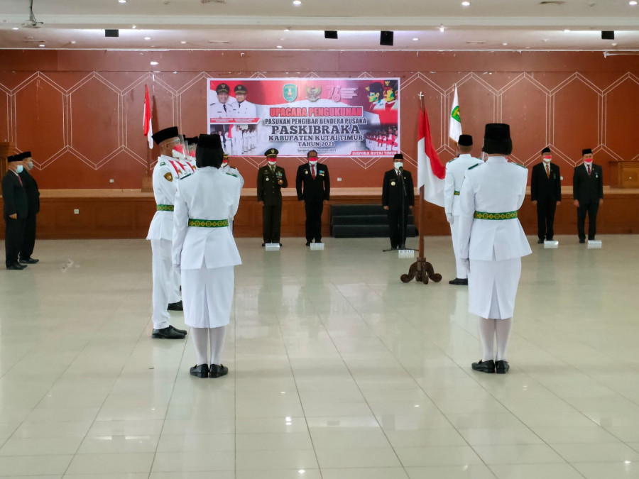 Proses pengukuhan pasukan pengibar bendera pusaka menjelang HUT ke 67 RI yang berlangsung di Gedung Serba Guna (GSG) Setkab Kutim. (Zulhamri/korankaltim.com)