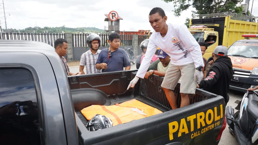 Saat ini janin dengan jenis kelamin perempuan telah dievakuasi ke RSUD A.W.Sjahranie dengan menggunakan mobil patroli Senin (24/2/2020) hari ini. (Foto: Nancy/korankaltim.com)